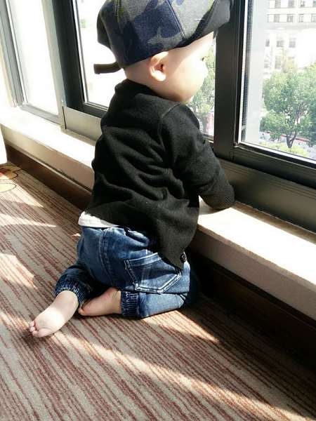 Стилна детска жилетка за момчета с декорация - бродирано пате, в кафяв, сив, червен, черен и син цвят