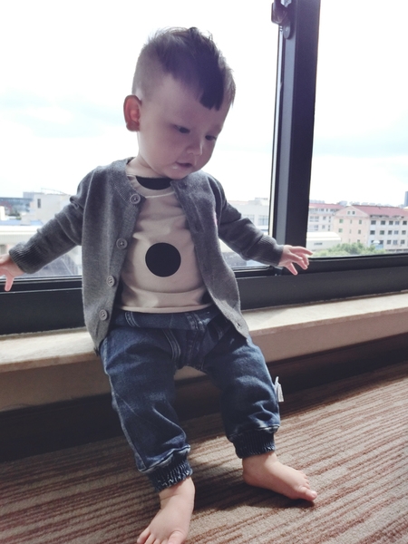 Стилна детска жилетка за момчета с декорация - бродирано пате, в кафяв, сив, червен, черен и син цвят