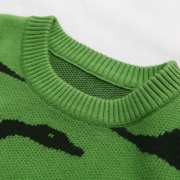 Дебел пуловер за момчета в зелен и червен цвят на динозавъри с О-образна яка