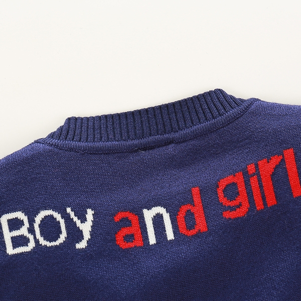 Детска вълнена жилетка в сив, оранжев и тъмносин цвят с декорация на мечета и V-образно деколте