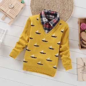 Детски стилен пуловер с V-образно деколте с 2 модела - на корабчета и на триъгълници, в жълт, сив, черен и тъмносин цвят