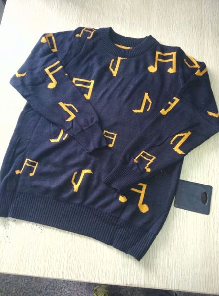 Детски пуловер с О-образно деколте в 4 модела на различни мотиви, в син, тъмносин, зелен, червен цвят