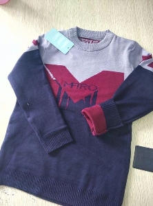 Детски пуловер с О-образно деколте в 4 модела на различни мотиви, в син, тъмносин, зелен, червен цвят