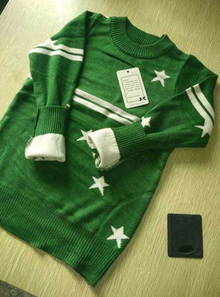 Детски пуловер с О-образно деколте в 4 модела на различни мотиви, в син, тъмносин, зелен, червен цвят