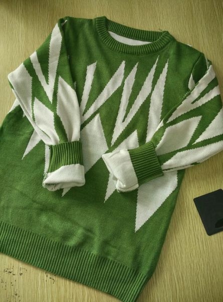 Детски пуловер с О-образно деколте в 4 модела на различни мотиви, в син, тъмносин, зелен, червен цвят