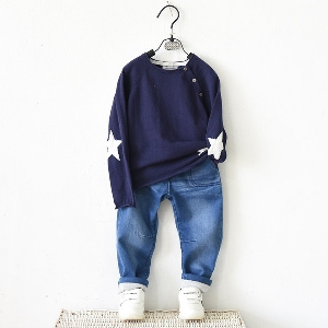 Παιδικό πουλόβερ με κουμπιά και κεντημένα αστέρια σε κόκκινο και σκούρο μπλε χρώμα με κολάρο σε σχήμα O
