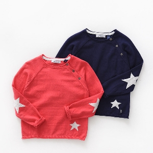 Παιδικό πουλόβερ με κουμπιά και κεντημένα αστέρια σε κόκκινο και σκούρο μπλε χρώμα με κολάρο σε σχήμα O