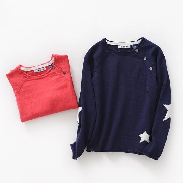 Детски пулове със странични копчета и бродирани звезди на ръкавите в червен и тъмно син цвят с О-образна яка