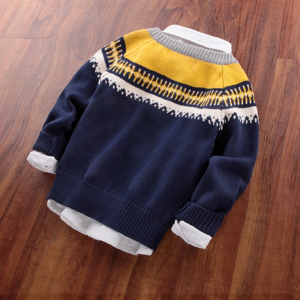 Дебел детски пуловер за момчета със странични копчета в тъмносин цвят с О-образно деколте