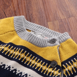 Дебел детски пуловер за момчета със странични копчета в тъмносин цвят с О-образно деколте
