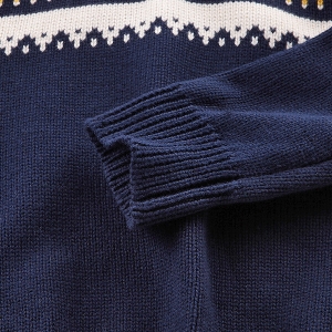 Дебел детски пуловер за момчета със странични копчета в тъмносин цвят с О-образно деколте