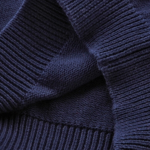 Παιδικό πουλόβερ για αγόρια με πλευρικά κουμπιά σε σκούρο μπλε χρώμα με λαιμόκοψη