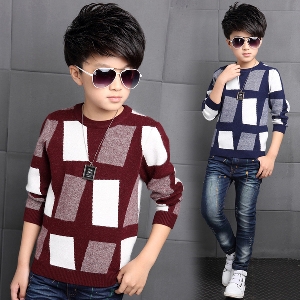 Παιδικό παχύ πουλόβερ για αγόρια σε κόκκινα και σκούρα μπλε τετράγωνα χρώματος με κολάρο σε σχήμα O