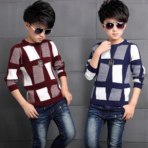 Детски дебел пуловер за момчета в червен и тъмносин цвят на квадратчета с О-образна яка