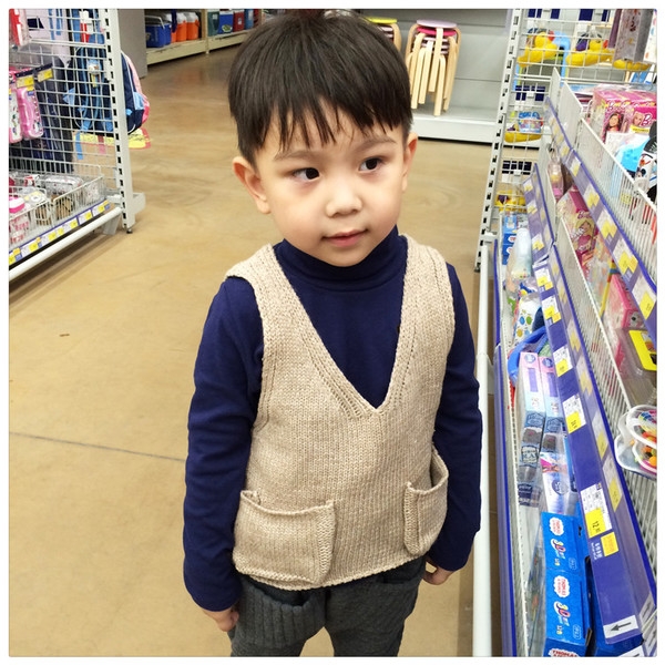 Детска жилетка за момичета и момчета с V-образно деколте и джобчета в бежов цвят