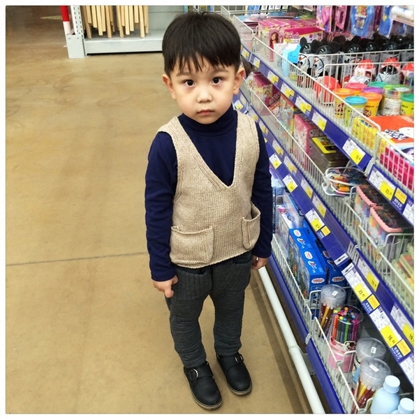 Детска жилетка за момичета и момчета с V-образно деколте и джобчета в бежов цвят