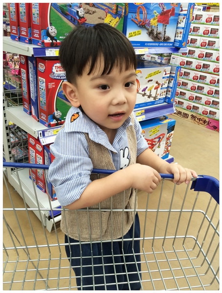 Детска жилетка за момичета и момчета с V-образно деколте и джобчета в бежов цвят