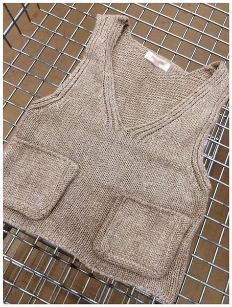 Детска жилетка за момичета и момчета с V-образно деколте и джобчета в бежов цвят