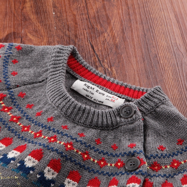 Дебел детски пуловер за момчета в сив цвят с О-образна яка  със странични копчета