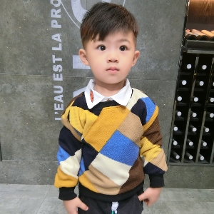 Шарен детски пуловер с О-образно деколте за момчета