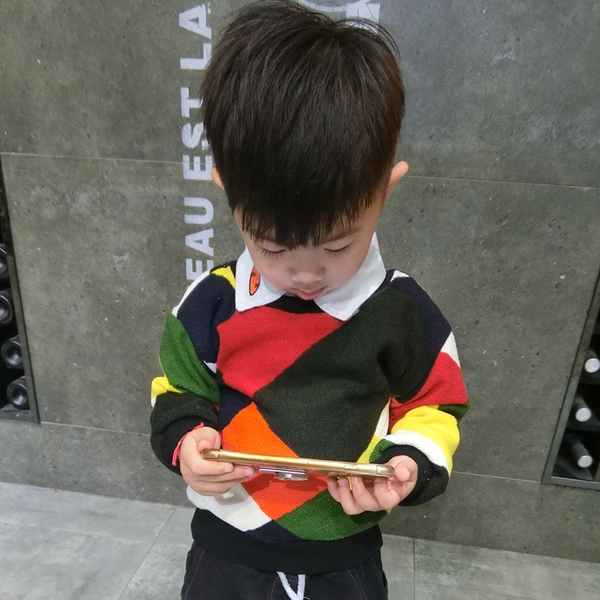 Шарен детски пуловер с О-образно деколте за момчета