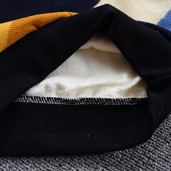 Шарен детски пуловер с О-образно деколте за момчета