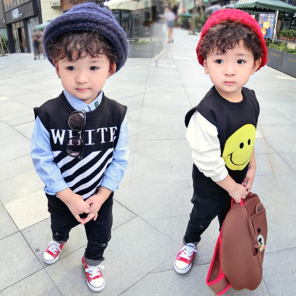 Детска жилетка за момчета в черен цвят в 2 модела - с усмивка, с надпис