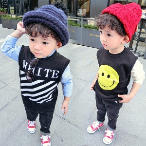 Детска жилетка за момчета в черен цвят в 2 модела - с усмивка, с надпис