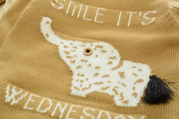 Детски пуловер за момичета в червен, жълт и бежов цвят с О-образна яка и слонче с надпис и странични копчета