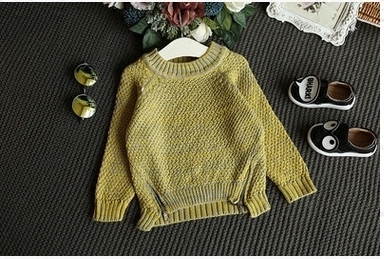 Детски вълнен пуловер за момичета със странични ципове с О-образно деколко в виненочервен и жълт цвят