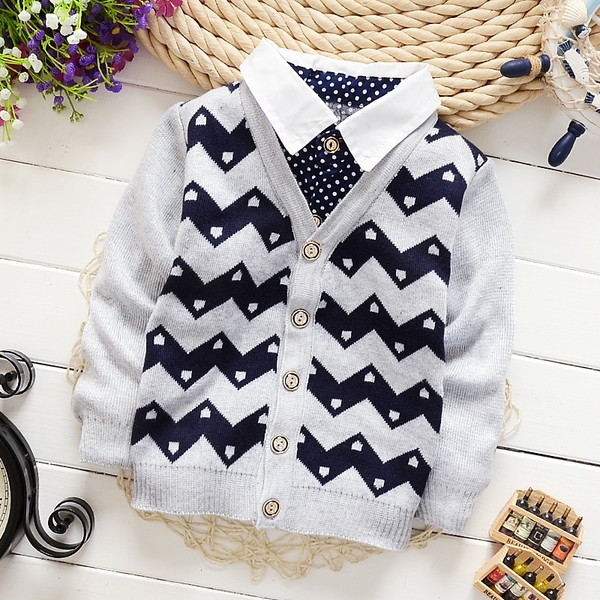 Детски жилетки за момчета в най-разнообразни цветове и различни модели с V-образно деколте