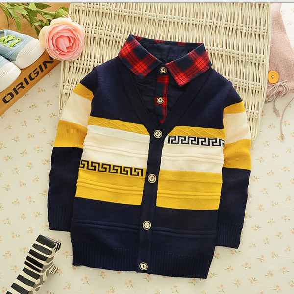 Детски жилетки за момчета в най-разнообразни цветове и различни модели с V-образно деколте