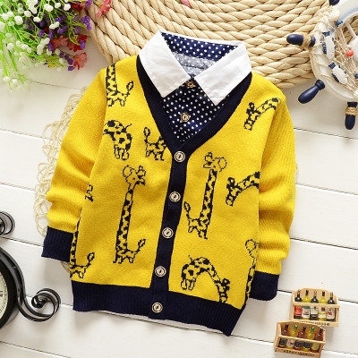 Детски жилетки за момчета в най-разнообразни цветове и различни модели с V-образно деколте