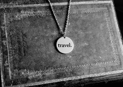 Медальон „travel.“