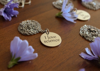 Медальон „I love science“