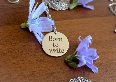 Медальон „Born to write“