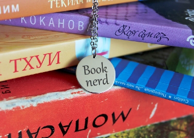 Медальон „Book nerd“