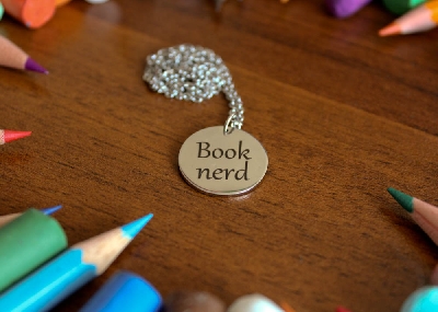 Медальон „Book nerd“