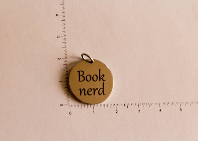 Медальон „Book nerd“