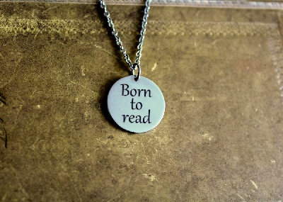 Медальон „Born to read“