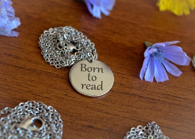 Медальон „Born to read“