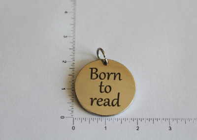 Медальон „Born to read“