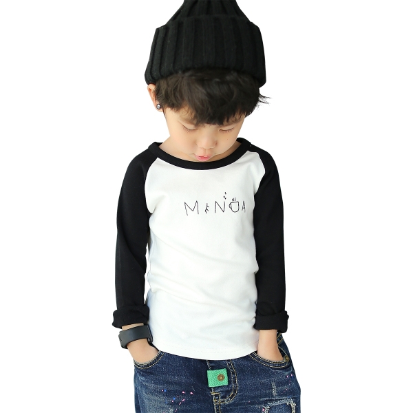 Детска блуза с цветни ръкави в червен, черен и зелен цвят с анимационни изображения и надписи и О-образна яка