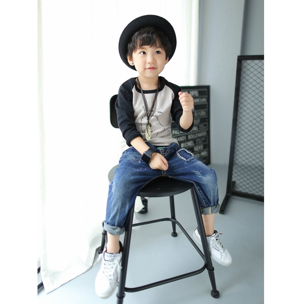 Детска блуза с цветни ръкави в червен, черен и зелен цвят с анимационни изображения и надписи и О-образна яка