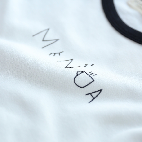 Детска блуза с цветни ръкави в червен, черен и зелен цвят с анимационни изображения и надписи и О-образна яка