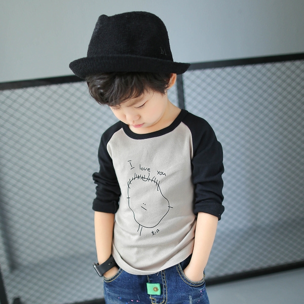 Детска блуза с цветни ръкави в червен, черен и зелен цвят с анимационни изображения и надписи и О-образна яка