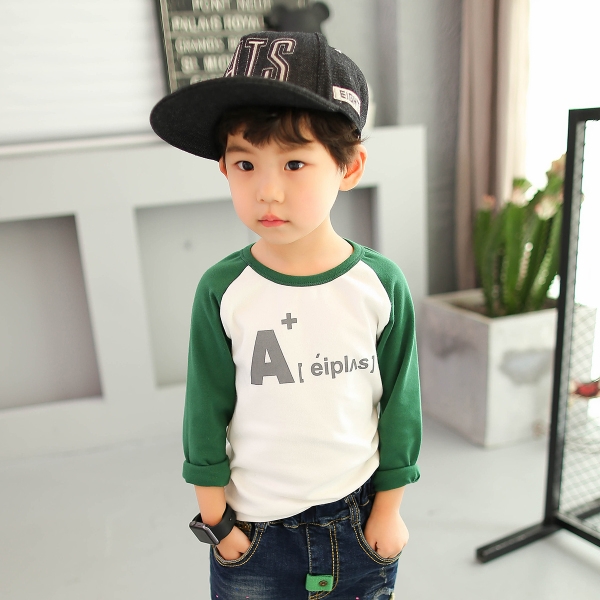 Детска блуза с цветни ръкави в червен, черен и зелен цвят с анимационни изображения и надписи и О-образна яка