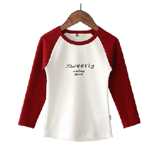 Παιδική μπλούζα με χρωματιστά μανίκια σε κόκκινο, μαύρο και πράσινο με κινούμενες εικόνες και επιγραφές και κολάρο σε σχήμα O
