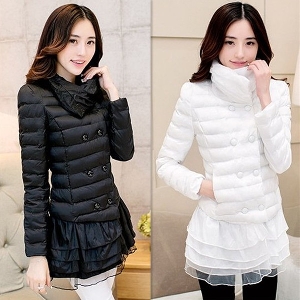 Οι γυναίκες το φθινόπωρο του χειμώνα και την άνοιξη μπουφάν με μοντέρνα σχέδια και δαντέλα στο κάτω μέρος του λευκού, γκρι, μαύρ