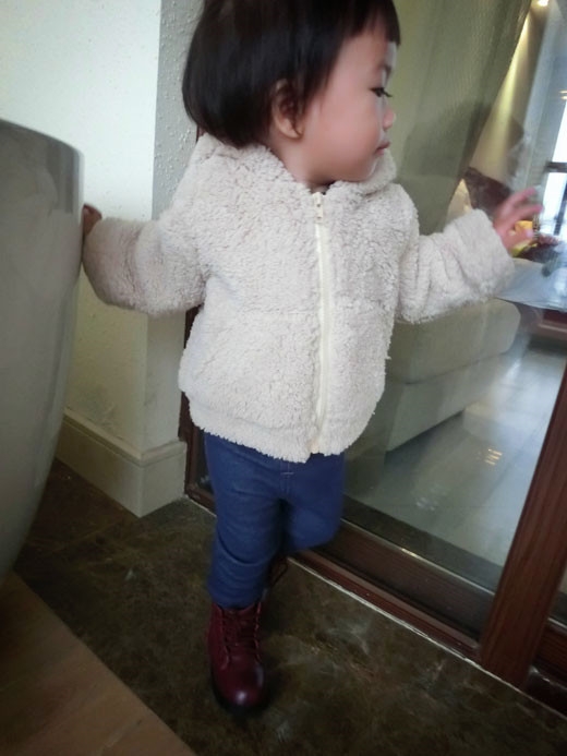 Детско пухено яке за момичета с качулка и ушички в бял, кафяв и бежов цвят